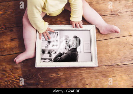 Composition des pères. Cadre photo. Fond de bois. Banque D'Images