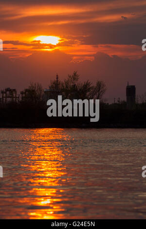 Port de Montréal dans le coucher du soleil la lumière. Banque D'Images