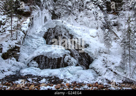 Petite cascade dans le canyon Maligne Banque D'Images