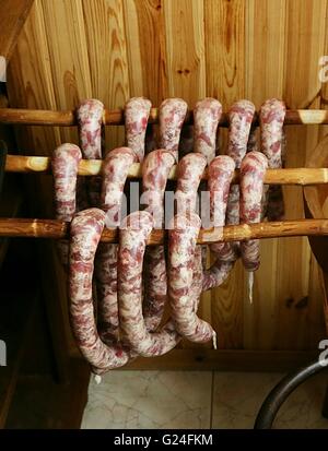 Les saucisses en attente d'être fumé dans le fumoir Banque D'Images