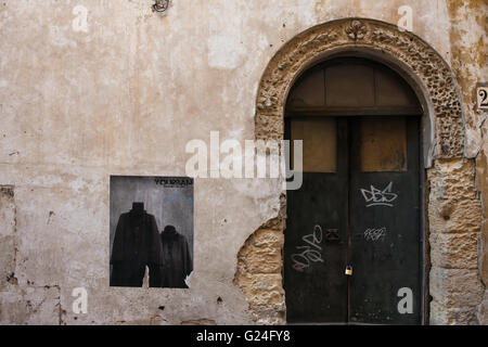 Affiche et porte, Via Principe di Savoia, Lecce, Italie Banque D'Images
