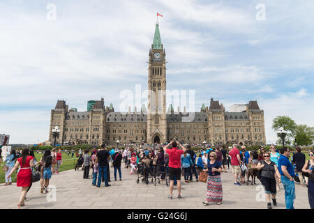 De nombreux touristes de prendre des photos de l'édifice du centre du parlement à Ottawa Banque D'Images