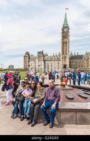 De nombreux touristes de prendre des photos de l'Édifice du Centre du Parlement à Ottawa Banque D'Images