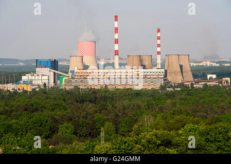 Une photo de bâtiments industriels de cheminées d'usine Banque D'Images