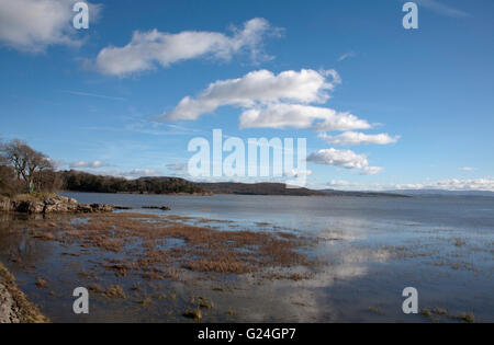 L'estuaire de la rivière de l'île Kent Holme Grange-over-Sands Arnside Knott distance dans la baie de Morecambe Cumbria England Banque D'Images