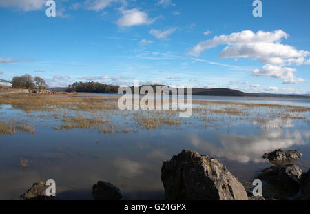 L'estuaire de la rivière de l'île Kent Holme Grange-over-Sands Arnside Knott distance dans la baie de Morecambe Cumbria England Banque D'Images