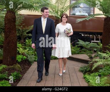 La princesse Eugénie (à droite) avec Jack Brooksbank, lors d'une visite à la RHS Chelsea Flower Show, au Royal Hospital Chelsea, Londres. Banque D'Images