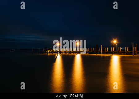 Sur la jetée de la baie de Chesapeake, dans la nuit, dans le havre de Grace, Maryland. Banque D'Images