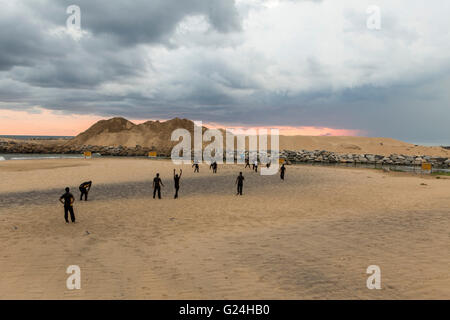 Colombo, Sri Lanka. Plage à côté de Galle Face Green, promenade au crépuscule. Les hommes jouent au football sur la plage. Banque D'Images