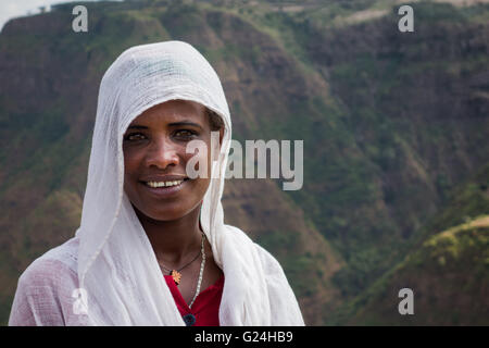 Un guide des sentiers touristiques dans le parc national des montagnes du Simien, l'Amhara, Ethiopie Banque D'Images