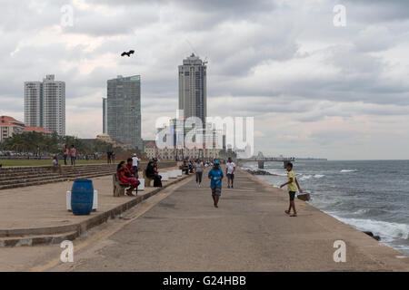 Colombo, Sri Lanka. Galle Face Green, promenade au crépuscule Banque D'Images