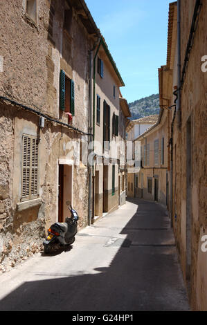 Scène de rue à Pollensa, Mallorca, Espagne. Une vieille ville traditionnelle majorquine. Banque D'Images