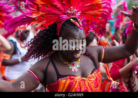 Portrait de femme dansant en costume Carnaval des Cultures (Karneval der Kulturen) à Berlin, Allemagne. Banque D'Images