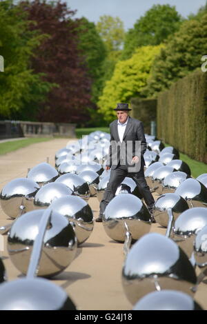 L'artiste suisse pas vitale est illustré avec le travail de son exposition au Yorkshire Sculpture Park, West Yorkshire. Banque D'Images