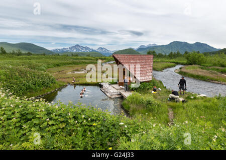 La péninsule du Kamtchatka : hot springs, dans le Parc Naturel de Nalychevo, les touristes à nager dans les piscines thermales naturelles. Extrême-Orient russe. Banque D'Images