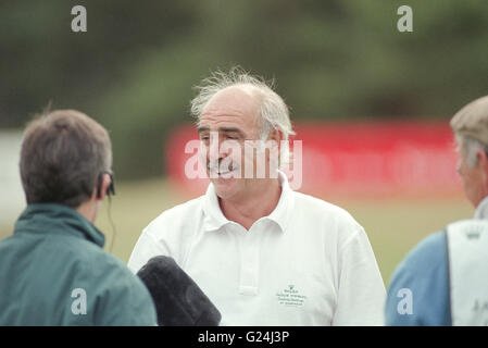 Sean Connery joue au golf à Gleneagles avec Jackie Stewart Banque D'Images