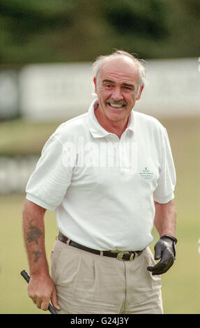 Sean Connery joue au golf à Gleneagles avec Jackie Stewart Banque D'Images