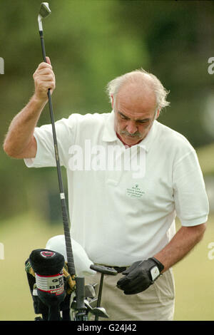 Sean Connery joue au golf à Gleneagles avec Jackie Stewart Banque D'Images