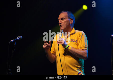 Formé Lib-Dem MP, Simon Hughes, parle à une collecte de fonds, dans le sud-est de Londres à l'appui de l'Equateur tremblement de terre. Banque D'Images