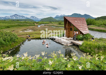 Hot springs de Nalychevo Groupe Nature Park, la natation de personnes dans les piscines thermales naturelles. La péninsule du Kamtchatka. Banque D'Images