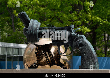 La Non violence des armes à feu noués à la sculpture à l'Organisation des Nations Unies. Il a été conçu par Carl Fredrik de Suède. Banque D'Images