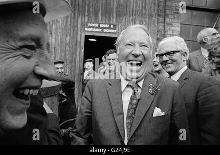 L'ancien premier ministre Sir Edward Heath visites henry Robb chantier de Leith près d'Edimbourg 1974 Banque D'Images