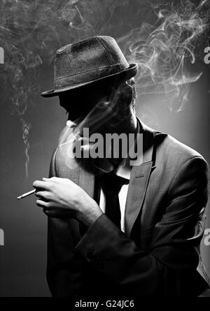 Le noir et blanc portrait d un homme fumant un cigare Photo Stock