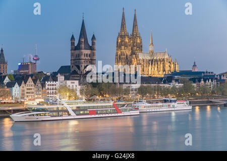 Vue aérienne sur le Rhin avec bateau de croisière à Cologne, Allemagne Banque D'Images