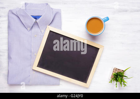 Vue de dessus du businessman articles sur table en bois blanc, avec blank chalkboard with copyspace. Mode de vie et d'affaires concept. Banque D'Images