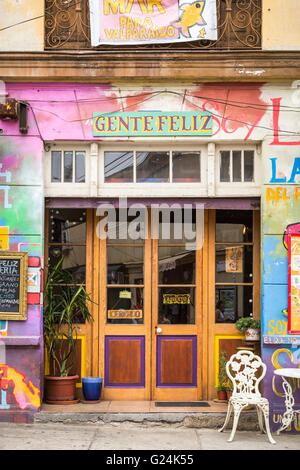 Art de rue colorés et des graffitis sur les bâtiments de Valparaiso, Chili, Amérique du Sud. Banque D'Images