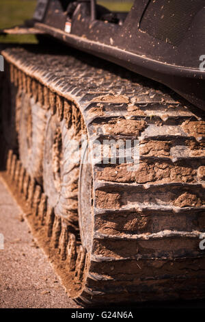 Close up d'une chenille voie pleine de boue. Banque D'Images