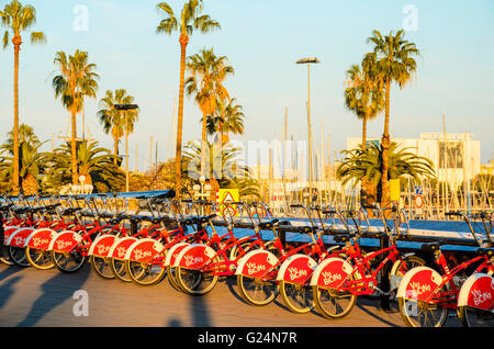 Des vélos de ville de Bicing à Barcelone Port Vell Banque D'Images