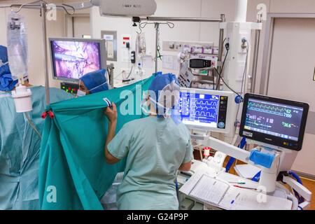 L'hystéroscopie et la laparoscopie chirurgicale ici d'exploration, le traitement de l'endométriose, l'hôpital de Limoges, France. Banque D'Images