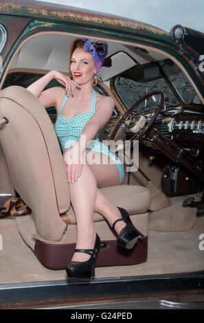 60s look pinup girl dans une voiture d'époque, rat look 1948 Chevrolet Fleetmaster Banque D'Images