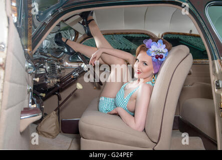 60s look pinup girl dans une voiture d'époque, rat look 1948 Chevrolet Fleetmaster Banque D'Images