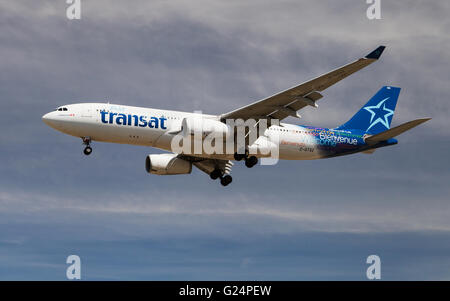 Un Airbus A330 d'Air Transat à l'approche de l'aéroport El Prat de Barcelone, Espagne. Banque D'Images