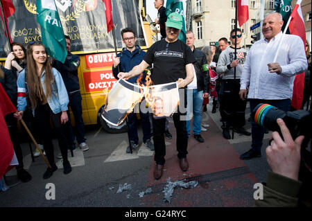 Wroclaw, Pologne. 1er mai 2016. Zielinski romain burns photo de Rafal Dutkiewicz au cours de la protestation de l'ONR à Wroclaw. Banque D'Images