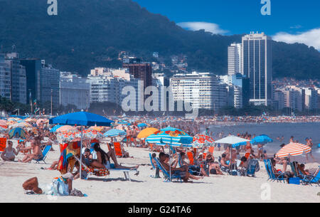 La plage de Copacabana à Rio de Janeiro Banque D'Images