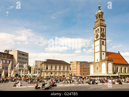 AUGSBURG, ALLEMAGNE - 30 avril : les jeunes assis à la place de la Vieille-Ville de Augsburg, Allemagne le 30 avril 2016. Banque D'Images