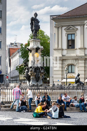 AUGSBURG, ALLEMAGNE - 30 avril : les jeunes assis à la place de la Vieille-Ville de Augsburg, Allemagne le 30 avril 2016. Banque D'Images