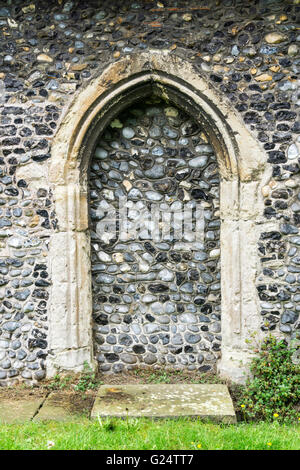 Une vieille voûte bloqués dans le mur de l'église All Saints à Birchington, dans le Kent. Banque D'Images