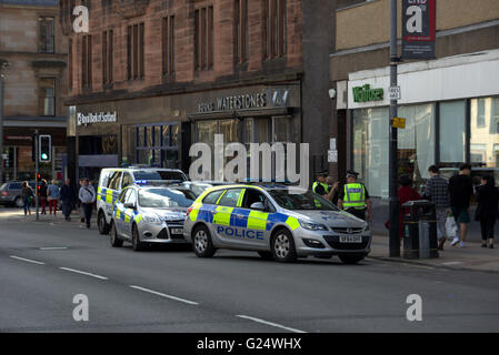 La patrouille de police sur trois véhicules de police enquêter sur un incident dans le West End de Glasgow, Ecosse, Royaume-Uni. Banque D'Images