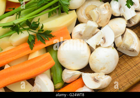 Soupe de légumes ingrédients sur le tableau Banque D'Images