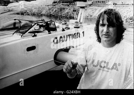 AJAXNETPHOTO. 5e juin 1980. PLYMOUTH, en Angleterre. - 1980 OSTAR - course en solitaire - GAUTIER 1 SKIPPER JEAN-YVES TERLAIN (FRA) a été interdite À PARTIR DE LA COURSE MAIS NAVIGUERA À NEWPORT DE TOUTE FAÇON PHOTO:JONATHAN EASTLAND / AJAX REF:TERLAIN 1980 02 Banque D'Images