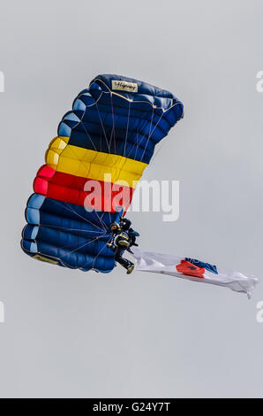 Membre de la Royal British Legion's Jump4l'Équipe de parachutistes des héros venant d'atterrir à l'Airshow 2016 Abingdon Banque D'Images