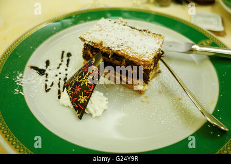 Un mille-feuille coupe vanille ou crème anglaise tranche également connu sous le nom de Napoléon est une pâtisserie française Banque D'Images