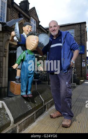 Sculpteur sur Barnsley Graham Ibbeson avec certains de ses travaux à l'extérieur de la galerie Cooper, Barnsley, South Yorkshire, UK. Banque D'Images