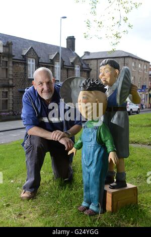 Sculpteur sur Barnsley Graham Ibbeson avec certains de ses travaux à l'extérieur de la galerie Cooper, Barnsley, South Yorkshire, UK. Banque D'Images