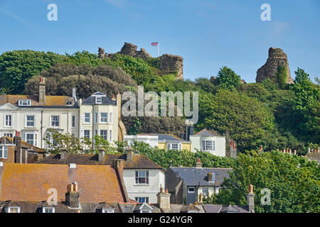 Les ruines de château de Hastings sur la colline du Château qui surplombe la ville, East Sussex, Angleterre, Royaume-Uni, UK, FR Banque D'Images