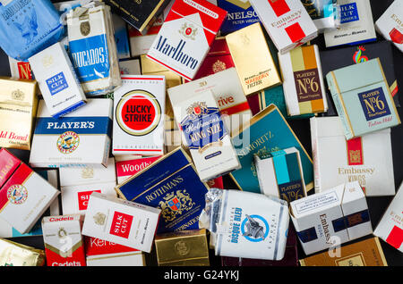 Paquets de cigarettes ancien Divers Banque D'Images